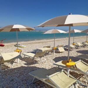 Plaża w Civitanovie z leżakami – jednodniowa wycieczka z nocleg w Umbrii