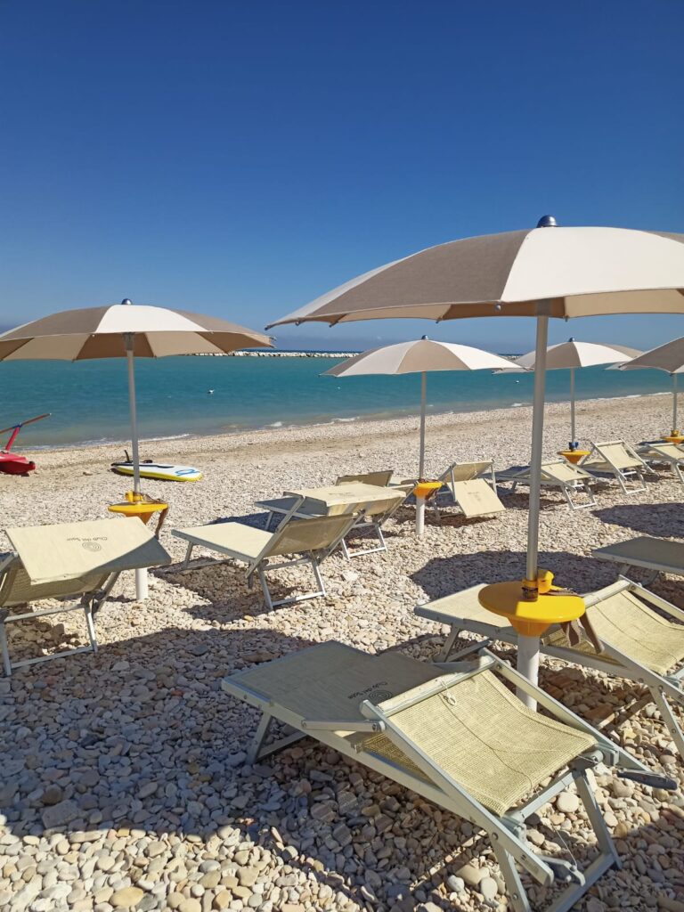 Plaża w Civitanovie z leżakami – jednodniowa wycieczka z nocleg w Umbrii